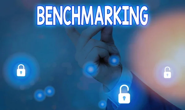 Escritura manual conceptual que muestra Benchmarking. Texto de la foto de negocios evaluar algo en comparación con estándar o puntuaciones . — Foto de Stock