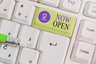 Kelime yazma metni Şimdi Aç. Geçerli zamanda kapı veya pencerelerin kapatılmaması veya engellenmemesi için iş kavramı.