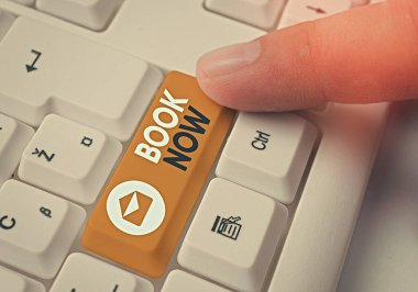 Şimdi Kitap'ı gösteren metin işareti. Zaten satın almış çünkü yer olması garanti kavramsal fotoğraf.