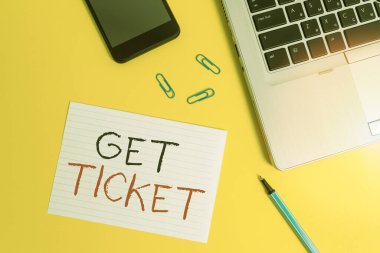 Get Ticket 'ı gösteren bir not yazıyorum. Bir olaya giriş izni veren ya da bilgisayarlı akıllı telefon işaretleyici kağıt ataçlarını renkli arkaplanlarda gösteren yazdırılmış bir kağıda sahip olmak için iş fotoğrafı gösterimi.