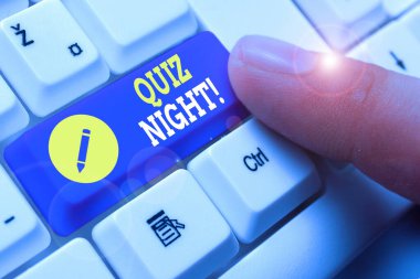 Kelime yazma Quiz Gecesi. Bireyler arasında akşam testi bilgi yarışması için iş kavramı.
