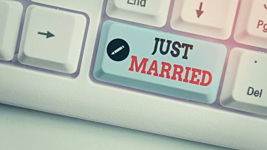 Yeni Evli 'yi gösteren kavramsal el yazısı. Yakın zamanda evlenmiş ya da evlenmiş birine iş fotoğrafı gönder..