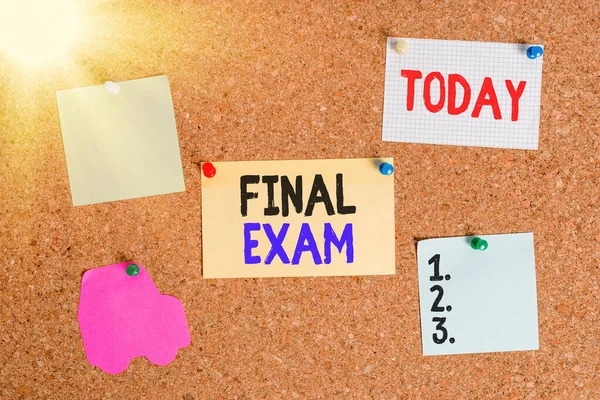 Conceptual hand writing showing Final Exam. Business photo text test given to student at the end of a course of study or training Corkboard size paper thumbtack sheet billboard notice board. — Stock Photo, Image