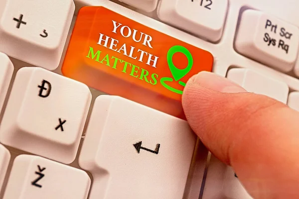 Πινακίδα κειμένου που δείχνει τα θέματα υγείας σας. Εννοιολογική φωτογραφία καλή υγεία είναι πιο σημαντικό μεταξύ άλλων πραγμάτων. — Φωτογραφία Αρχείου