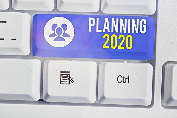 Textový znak zobrazující plánování 2020. Konceptuální fotografický proces provádění plánů na něco příštího roku. — Stock fotografie