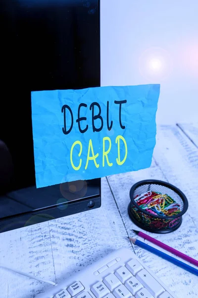 Scrittura concettuale a mano che mostra la carta di debito. Business photo vetrina carta che deduce i soldi direttamente da un dimostrazioni sta controllando conto Nota carta nastrata a schermo nero vicino alla tastiera — Foto Stock