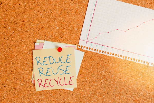 再利用のリサイクルを示す概念的な手書き文字。環境に責任のある消費者行動を示すビジネス写真段ボールサイズ紙のサムネイルシート看板通知ボード. — ストック写真