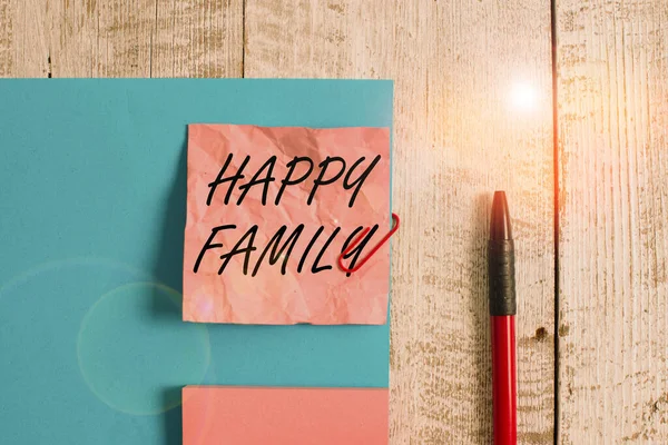 Segnale che mostra Happy Family. Foto concettuale membri della famiglia stare insieme trascorrere del tempo di qualità Carta e cartone rughe più stazionario posto sopra lo sfondo di legno . — Foto Stock