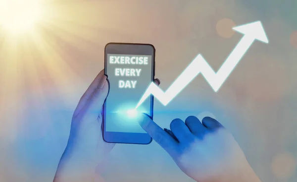 Γράφοντας σημείωμα που δείχνει την άσκηση κάθε μέρα. Επαγγελματική φωτογραφία προβολή κίνηση σώμα ενεργητικά για να πάρει Fit και υγιή. — Φωτογραφία Αρχείου
