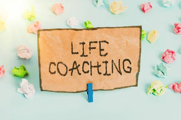 Handschrift tekst schrijven Life Coaching. Concept betekent demonstreren gebruikt om te helpen tonen hun doelen te bereiken in carrière Gekleurde verfrommelde papieren lege herinnering blauwe vloer achtergrond wasknijper. — Stockfoto