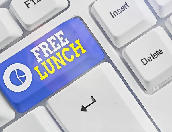Signo de texto que muestra el almuerzo gratis. Foto conceptual algo que consigues gratis que por lo general tienes que trabajar o pagar . — Foto de Stock