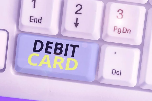 Escritura manual conceptual que muestra la tarjeta de débito. Tarjeta de texto de foto de negocios que deduce dinero directamente de una demostración es cuenta corriente . — Foto de Stock