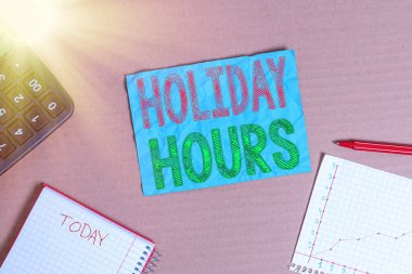 Tatil Saatlerini gösteren bir mesaj. Esnek çalışma saatleri altında çalışanlar için kavramsal fotoğraf Fazla mesaisi Karton karton kağıt kağıt kağıt ofis çalışma malzeme çizelgesi kağıt hatırlatma.