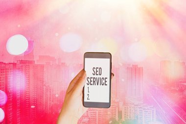 Seo Servisi 'ni gösteren mesaj işareti. Web sitesinin görünürlüğünü arttırmak için kavramsal fotoğraf teknikleri ve prosedürleri.