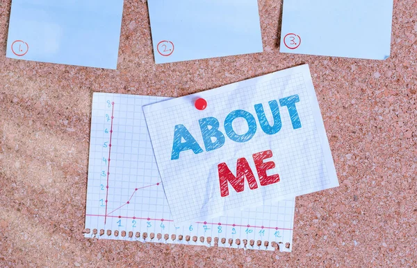 Schrijfbriefje met over mij. Zakelijke foto presentatie vertellen iemand lijst van uw goede en slechte eigenschappen en gebeurtenissen in het verleden Corkboard grootte papier thumbtack vel billboard prikbord. — Stockfoto