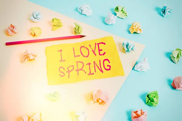 Tekst do pisania słów Kocham wiosnę. Biznes pomysł na powiedzenie, dlaczego mając silne uczucie do tego sezonu Kolorowe pogniecione papiery puste przypomnienie niebieski żółty tło szpilka. — Zdjęcie stockowe