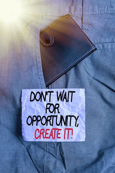 Konzeptionelle Handschrift, die Dont Wait For Opportunity Create It zeigt. Business-Fototext arbeiten hart selbst und beginnen Sie diesen Moment Kleine Brieftasche in der Hosentasche in der Nähe von Notizpapier. — Stockfoto