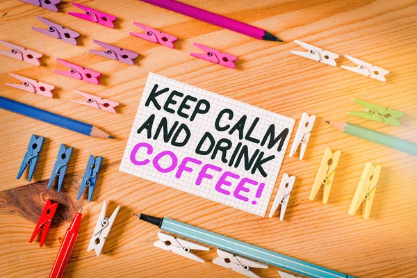 Fogalmi kézírás, ami a Keep Calm and Drink Coffee-t mutatja. Üzleti fotó szöveg ösztönzi, hogy élvezze a koffein ital és pihenjen Színes gyűrött papírok fa padló háttér ruhaszárító. — Stock Fotó
