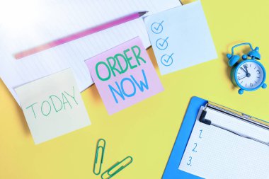 Şimdi Düzen 'i gösteren mesaj işareti. Kavramsal fotoğraf, bir şirketten mal ya da hizmet isteme etkinliği masanın üzerinde boş kağıtlarla mesajlaşma için metin alanı ile yatıyordu..