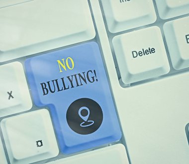 Zorbalık Yok'u gösteren not yazma. Çocuklar güç dengesizliği arasında agresif davranışı durdurmak vitrine İş fotoğraf.