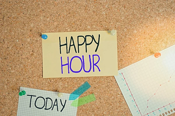 Piszę notatkę z Happy Hour. Biznesowa prezentacja zdjęć, gdy napoje są sprzedawane po obniżonych cenach w barze lub restauracji Corkboard rozmiar papieru kopert arkusza ogłoszeń billboard. — Zdjęcie stockowe