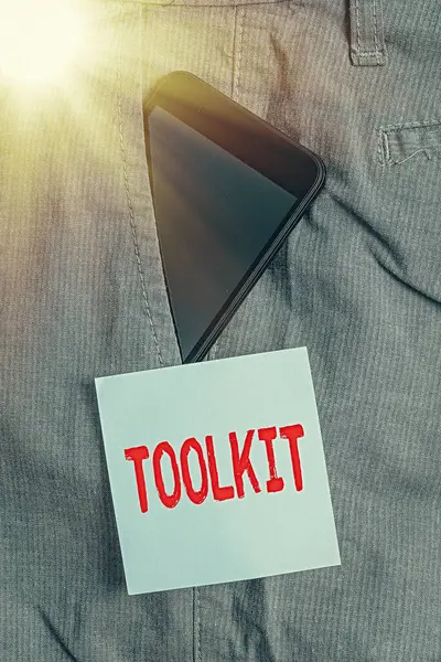 토폴 키트 (Toolkit) 는 최초의 수작업이다. 사업 사진 문자 세트의 도구 가방이나 상자에 보관하고 바지 앞 포켓 지폐 안에 있는 스마트 폰 장치에 사용되었다. — 스톡 사진