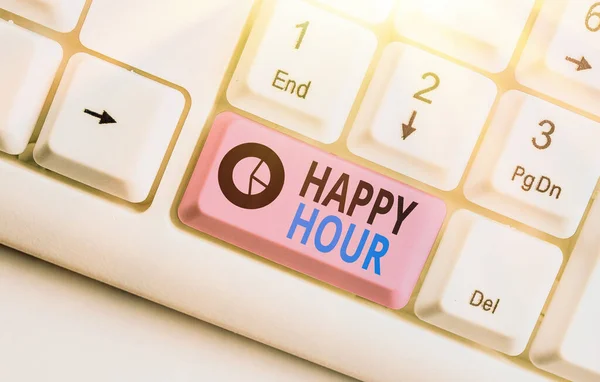 A escrever um bilhete a mostrar Happy Hour. Foto de negócios mostrando quando as bebidas são vendidas a preços reduzidos em um bar ou restaurante . — Fotografia de Stock