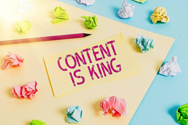 Письменный почерк Содержание короля. Концепция означает маркетинг сосредоточены растущую видимость неоплачиваемых результатов поиска Цветные скомканные бумаги пустой напоминание синий желтый фон прищепка
.