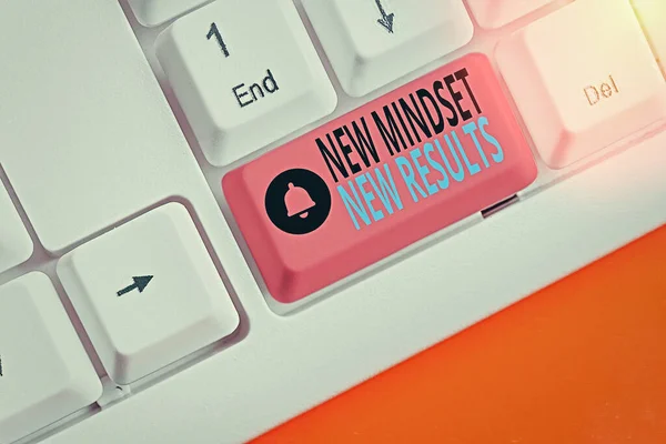 Word tekst schrijven nieuwe Mindset nieuwe resultaten. Bedrijfsconcept voor obstakels zijn kansen om resultaten te behalen. — Stockfoto