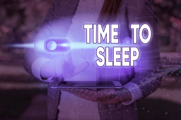 A escrever um bilhete a mostrar a Hora de Dormir. Foto de negócios mostrando um período natural de sono ou para estar em estado de inatividade . — Fotografia de Stock