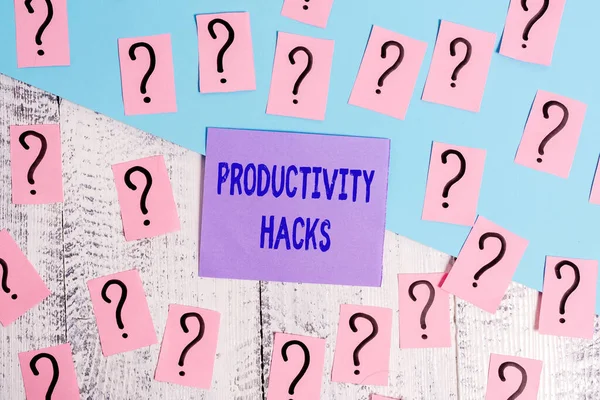 Konceptuell handstil som visar produktivitet Hacks. Affärsfoto visa upp tricks som du får mer gjort på samma tid Smulande papper med tjock kartong på träbordet. — Stockfoto