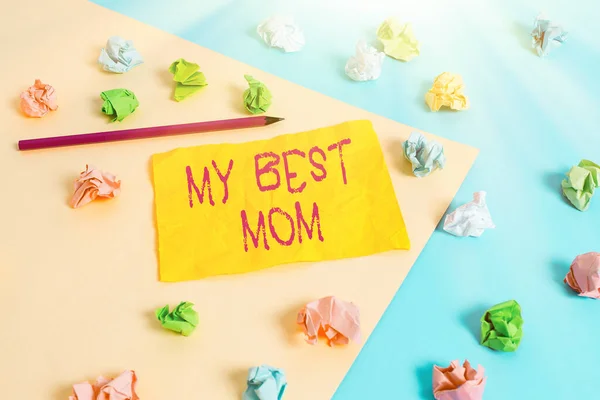 単語の執筆私の最もよいお母さん。あなたの母親の愛の感情のための感謝のためのビジネスコンセプト褒め言葉色のしわのある紙空のリマインダー青黄色の背景の服ピン. — ストック写真