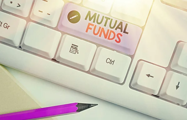 Nota escrita que muestra los Fondos Mutuos. Fotografía comercial que muestra el cobro de bonos u otros valores de los inversores . —  Fotos de Stock