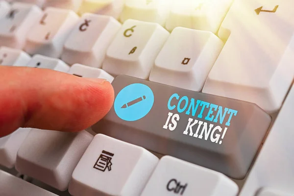 Koncepcyjny pisania ręcznego przedstawiający Content is King. Business Photo showobudowa marketingu koncentruje rosnące widoczność nie wypłacane wyniki wyszukiwania. — Zdjęcie stockowe