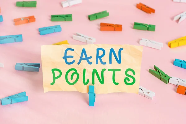 Sinal de texto mostrando ganhar pontos. Fotos conceituais coletando pontuações, a fim de se qualificar para ganhar grande prêmio Colorido papéis clothespin vazio lembrete rosa chão fundo escritório pin . — Fotografia de Stock