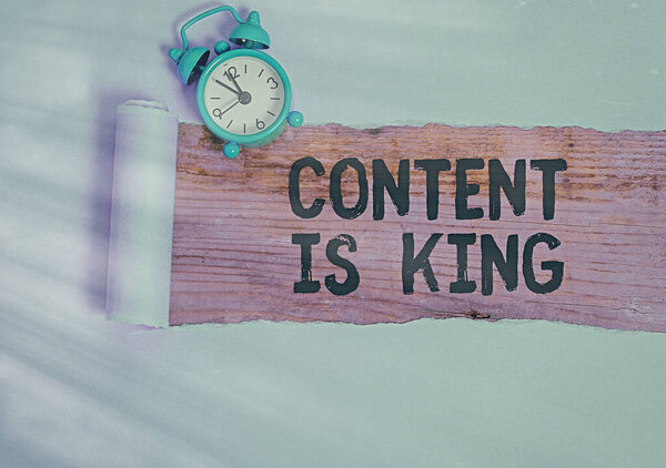 Концептуальный почерк, показывающий "Содержание короля". Текстовый маркетинг бизнес-фото ориентирован на растущую видимость неоплачиваемых результатов поиска
.