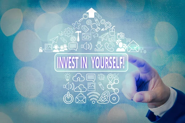 Почерк написания текста Invest In Yourself. Концепция, означающая ноу-хау в тренере или обучение новым вещам . — стоковое фото