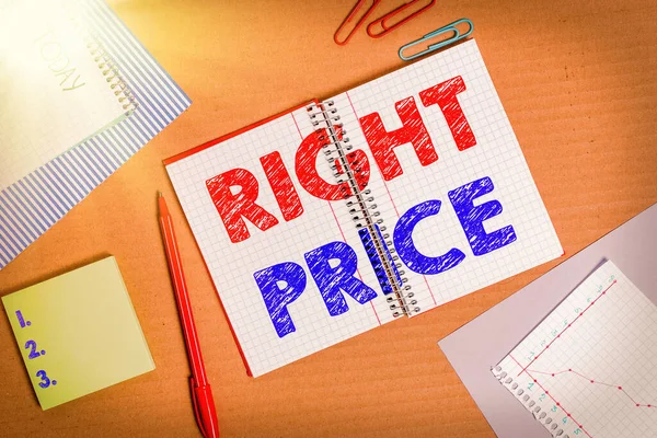 Szövegírási szöveg Right Price. Üzleti koncepció az összeg, hogy ésszerű a termék Csíkos karton notebook irodai tanulmányi kellékek chart papír. — Stock Fotó