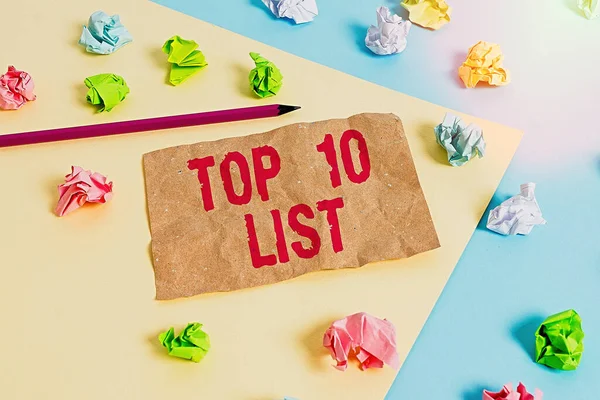 Tekstbord met Top 10 Lijst. Conceptuele foto de tien belangrijkste of succesvolle items in een bepaalde lijst Gekleurde verfrommelde papieren lege herinnering blauw gele achtergrond wasknijper. — Stockfoto