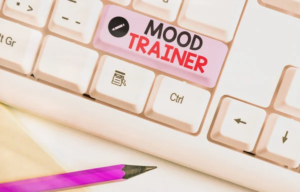 Una lettera che mostra Mood Trainer. Foto aziendale che mostra una dimostrazione di chi si allena per alleviare i disturbi dell'umore . — Foto Stock