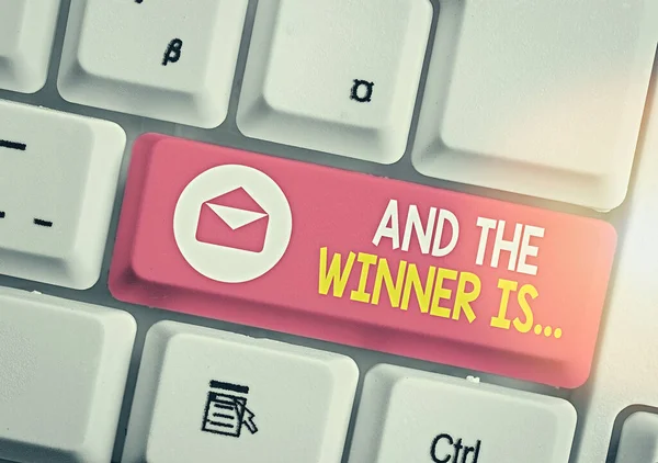 Woord tekst schrijven en de winnaar is. bedrijfsconcept voor het aankondigen van een demonstratie of iets wat wint. — Stockfoto
