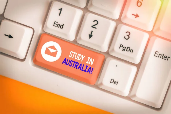 Text skylt som visar studie i Australien. Konceptuell foto gå in i utländsk land Beställ slutföra dina studier. — Stockfoto