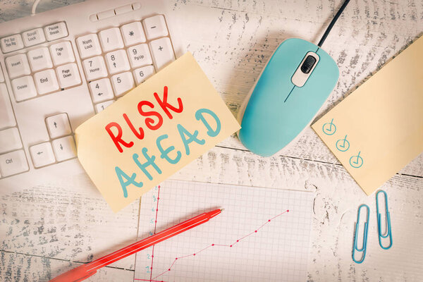 Концептуальный почерк, показывающий риск. Возможность или угроза повреждений, травм, ответственности, потерь Письменное оборудование и компьютерная техника, размещенные на деревянном столе
.