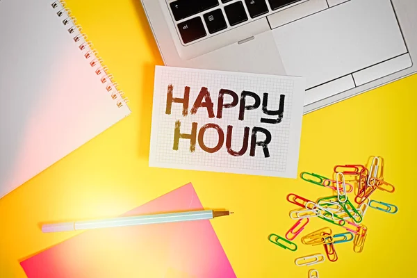 Piszę notatkę z Happy Hour. Prezentacja zdjęć biznesowych, gdy napoje są sprzedawane po obniżonych cenach w barze lub restauracji Laptop marker kwadratowy arkusz spiralny notatnik koperta kolorowe tło. — Zdjęcie stockowe