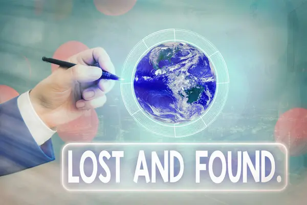 Escritura manual conceptual mostrando Lost And Found. Texto de la foto de negocios un lugar donde los objetos perdidos se almacenan hasta que recuperaron elementos de esta imagen proporcionados por la NASA . —  Fotos de Stock