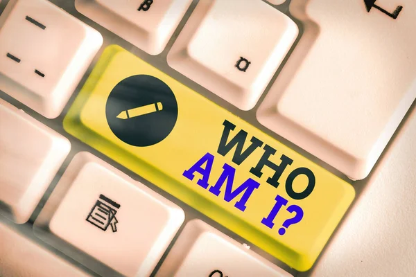 Textschild mit Who Am I Question. Konzeptfoto, das nach der eigenen Identität oder dem persönlichen Lebenszweck fragt. — Stockfoto