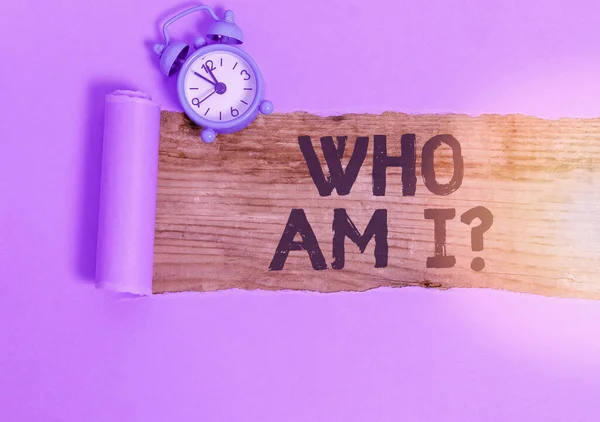 Woordschrijvende tekst Wie ben ik? Zakelijk concept voor vragen over identiteit of persoonlijk doel in het leven. — Stockfoto