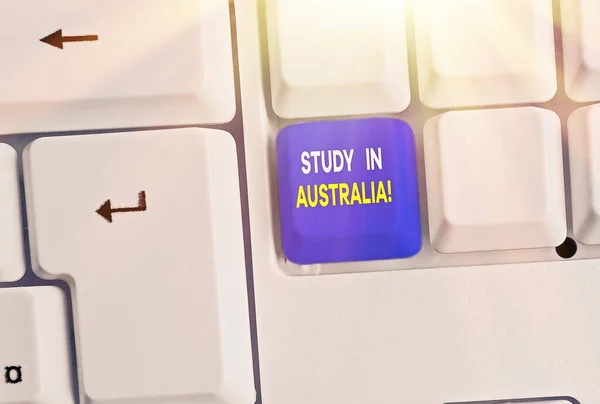Avustralya'da Çalışma'yı gösteren metin işareti. Kavramsal fotoğraf yabancı ülke sipariş içine gidiyor çalışmalarınızı tamamlamak. — Stok fotoğraf