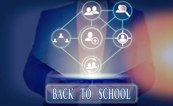 Conceptueel handschrift met Back To School. Business photo showcasing is de periode met betrekking tot het begin van een nieuw schooljaar. — Stockfoto