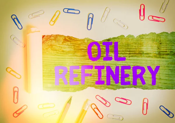 오일 리퍼 토리 (Oil Refinery) 라는 문자를 쓴다. 개념은 원유를 석유로 전환시키는 산업 공정을 의미 한다. — 스톡 사진